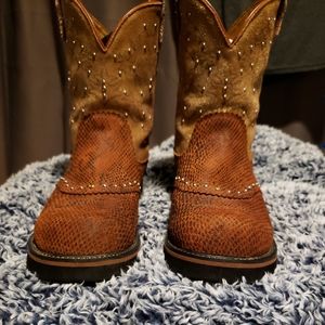 Woman arait fatbaby boots 9.5